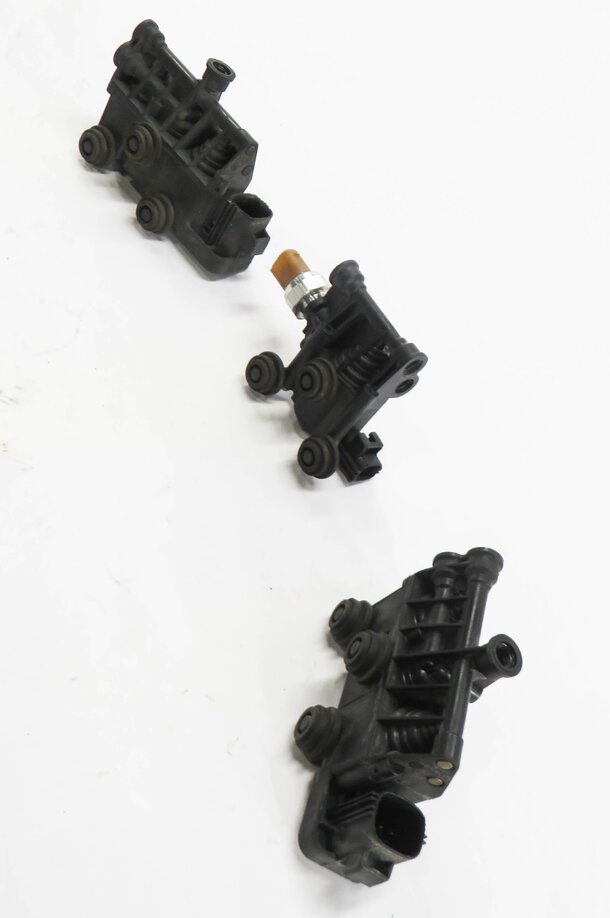 Thumbnail 4: 2012 RANGE ROVER SPORT (L320) AIR SUSPENSION VALVE BLOCK SET-3