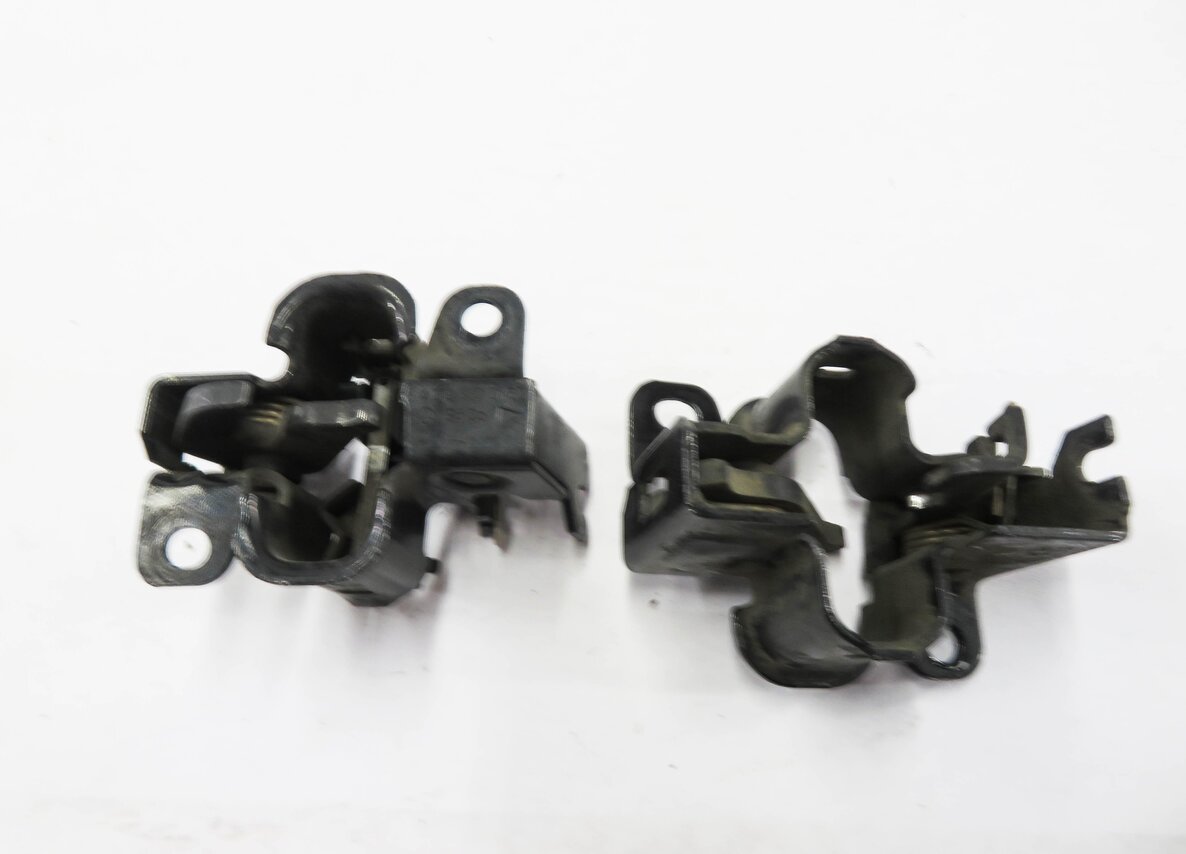 Thumbnail 6: 2008 MERCEDES GL550 (X164) FRONT LEFT & RIGHT LOWER HOOD LATCH SET-2