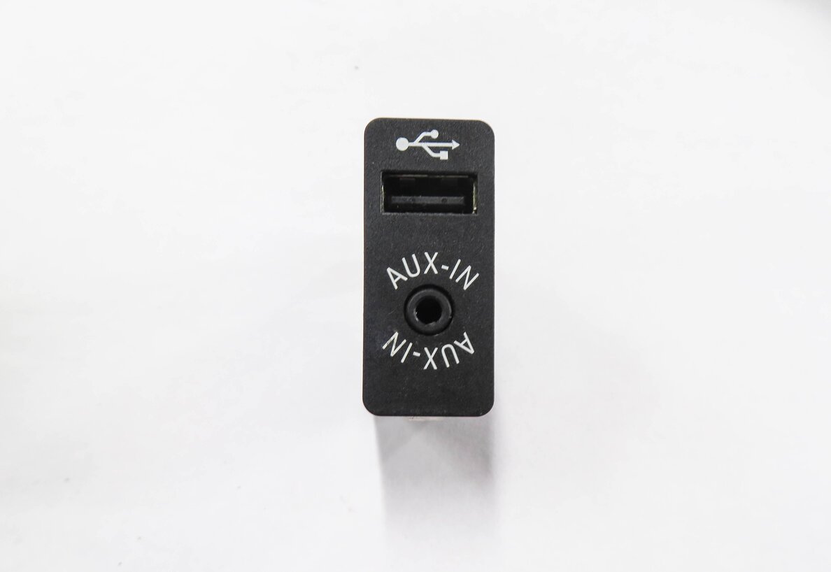 Thumbnail 2: 2015 BMW X5 (F15) AUX AUXILIARY AUDIO IN INPUT JACK w/ USB