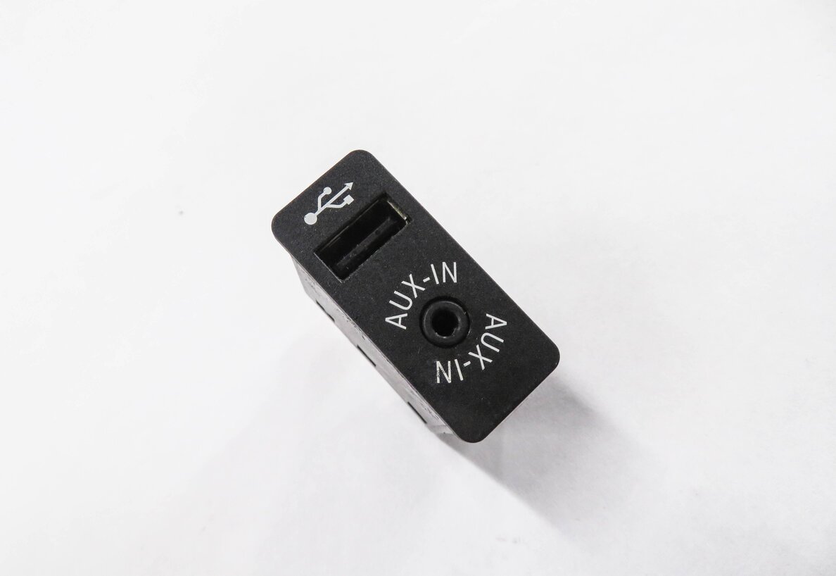Thumbnail 3: 2015 BMW X5 (F15) AUX AUXILIARY AUDIO IN INPUT JACK w/ USB