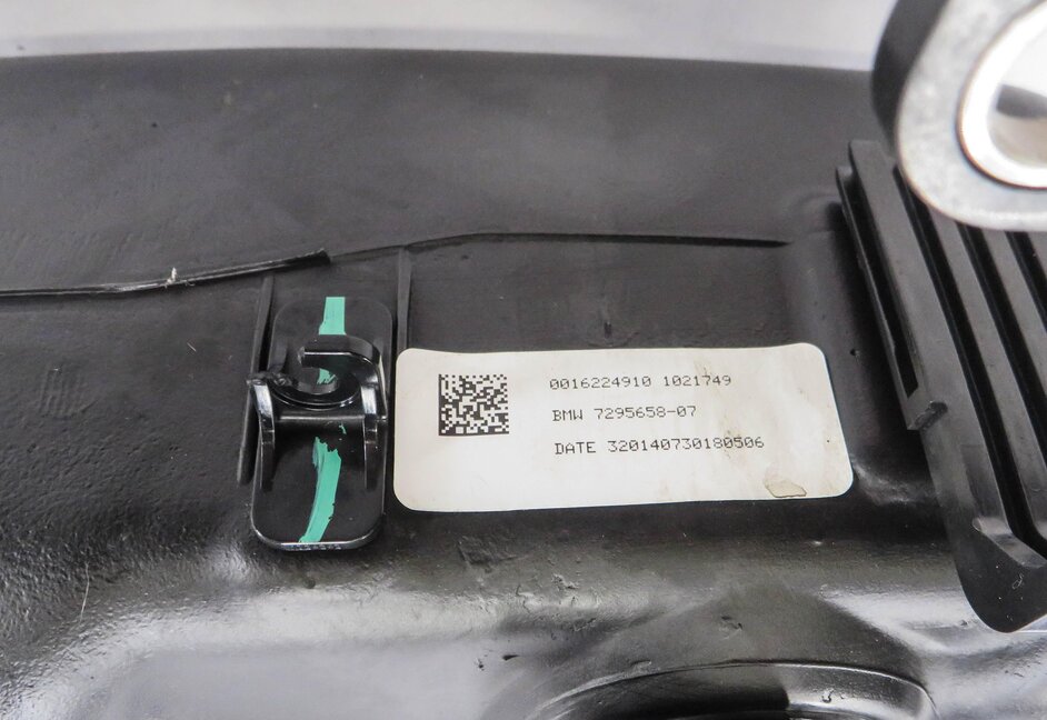 Thumbnail 6: 2014-2018 BMW X5 (F15) 3.0L N57Y DIESEL SCR DEF EXHAUST FLUID TANK (PASSIVE)