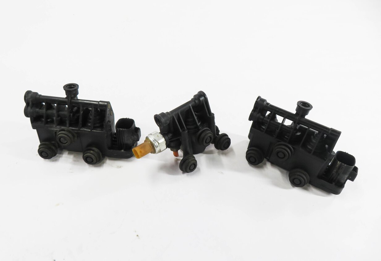 Thumbnail 2: 2011 RANGE ROVER SPORT (L320) AIR SUSPENSION TRANSFER RELIEF VALVE BLOCK SET