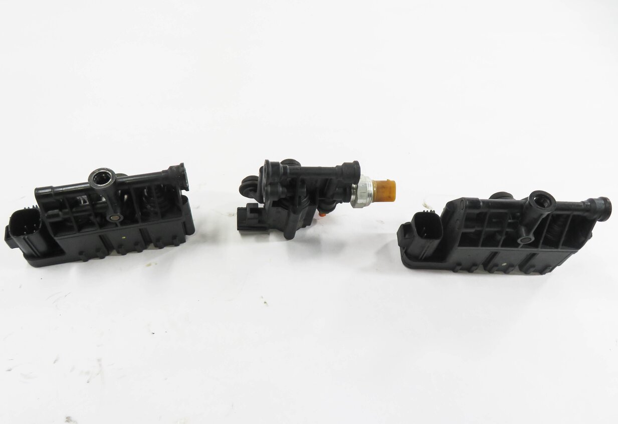 Thumbnail 3: 2011 RANGE ROVER SPORT (L320) AIR SUSPENSION TRANSFER RELIEF VALVE BLOCK SET