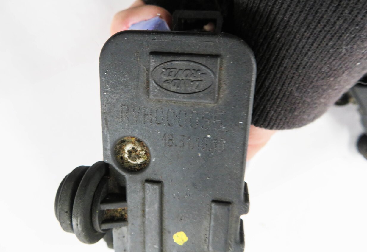 Thumbnail 6: 2011 RANGE ROVER SPORT (L320) AIR SUSPENSION TRANSFER RELIEF VALVE BLOCK SET