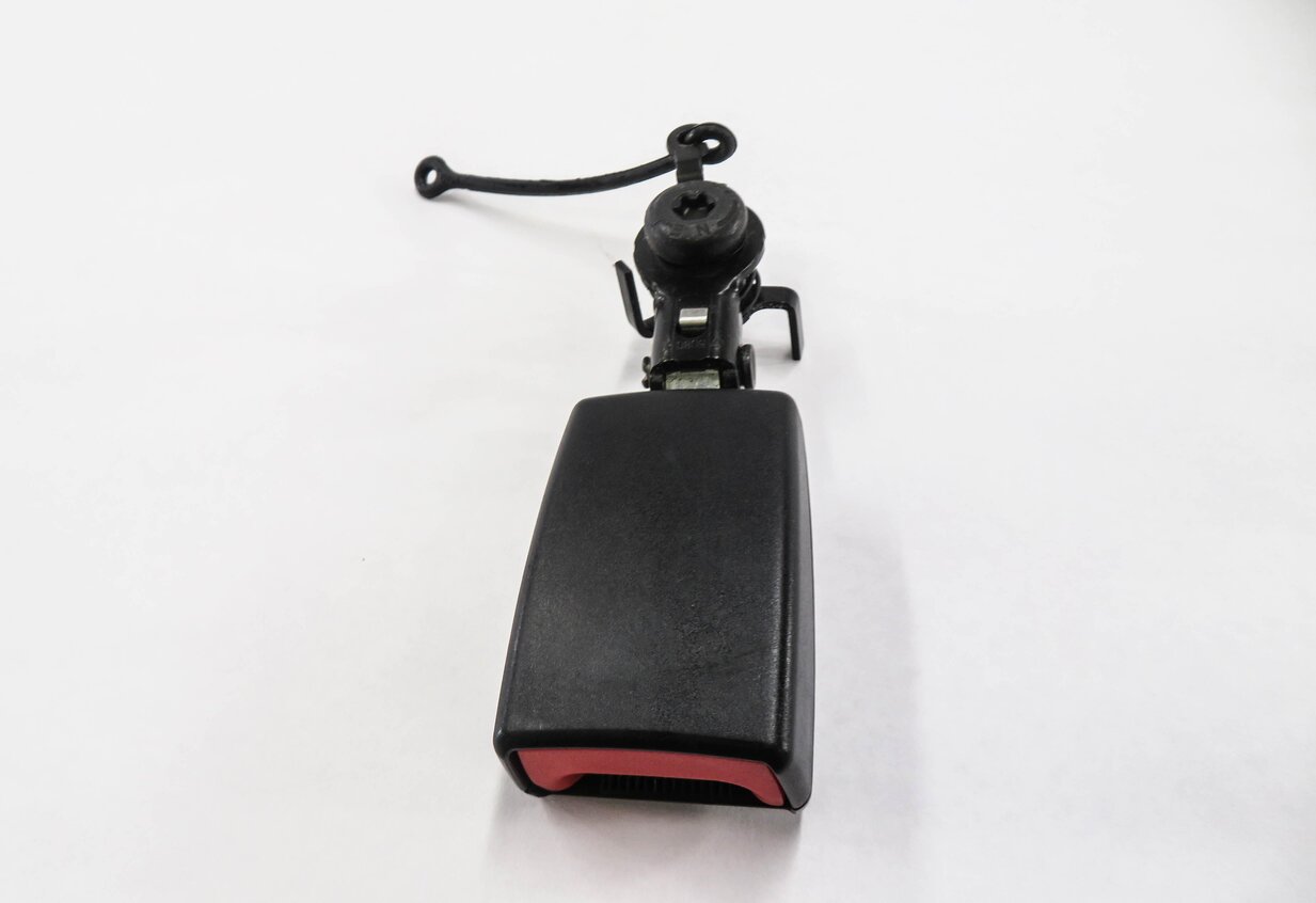 Thumbnail 2: 2011 RANGE ROVER SPORT (L320) CENTER REAR 2nd ROW SEATBELT BUCKLE RECEIVER