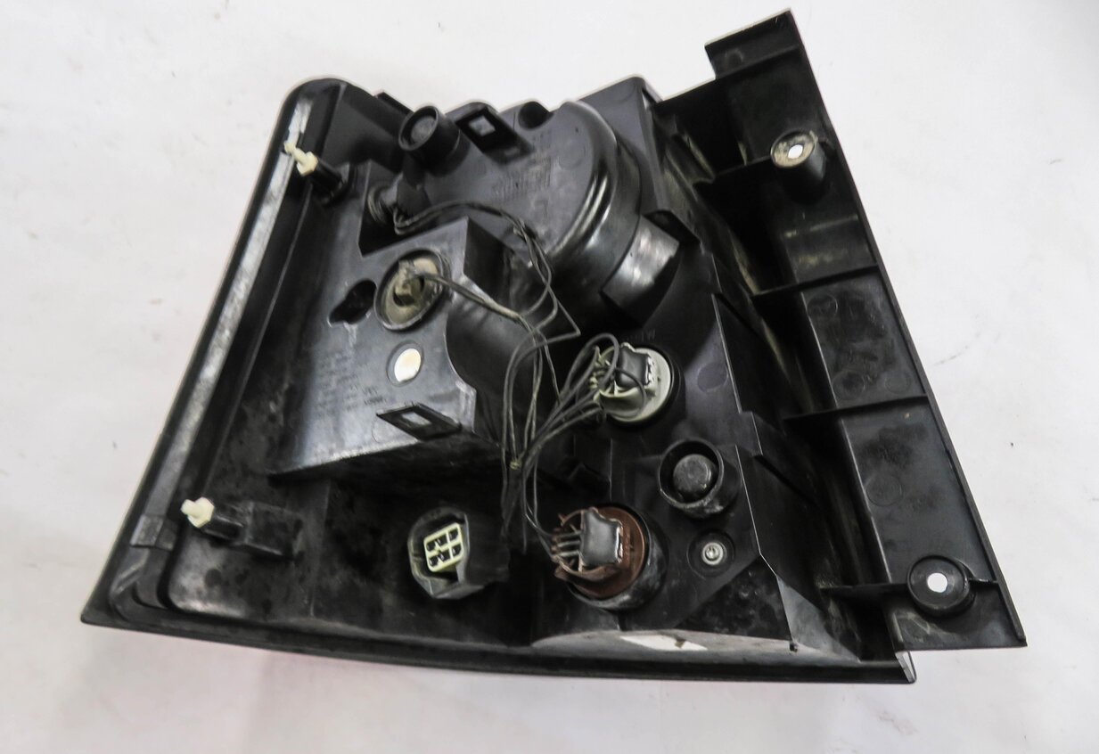 Thumbnail 5: 2010-2011 RANGE ROVER SPORT (L320) RIGHT PASSENGER TAILLIGHT BRAKE LIGHT LAMP