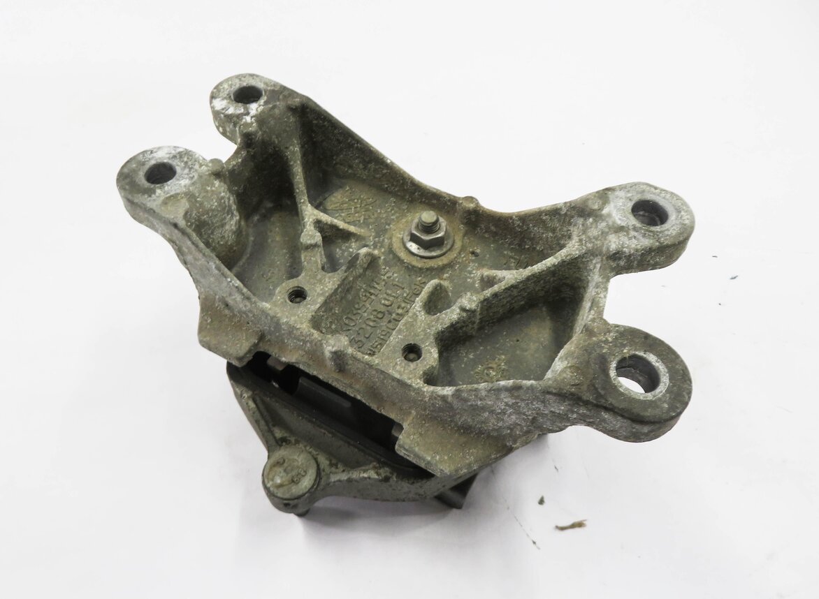 2013 AUDI S4 (B8 8K) 3.0L CGXC ENGINE - A/T TRANSMISISON MOUNT BRACKET