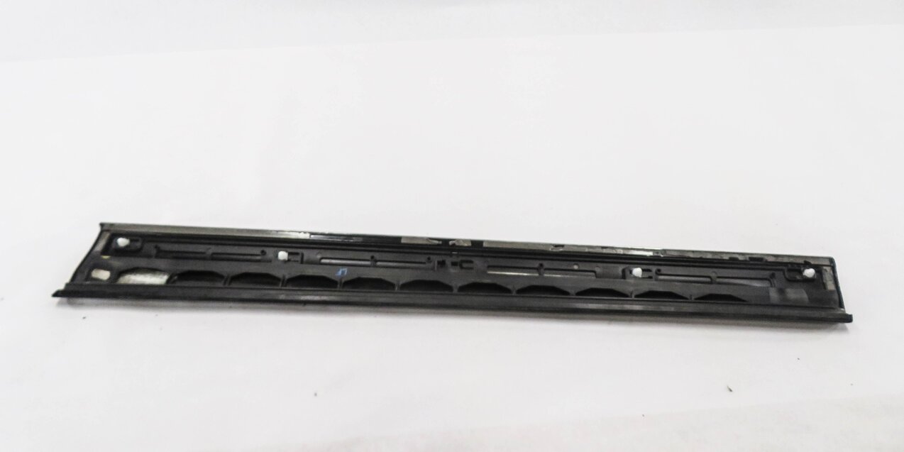 Thumbnail 4: 2013 AUDI Q5 (B8 8R) LEFT FRONT DRIVER DOOR LOWER MOULDING TRIM (BRILLANT BLACK)