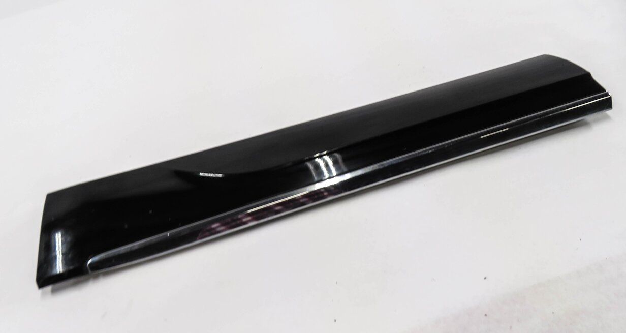 2013 AUDI Q5 (B8 8R) LEFT REAR DOOR LOWER MOULDING TRIM (BRILLANT BLACK)