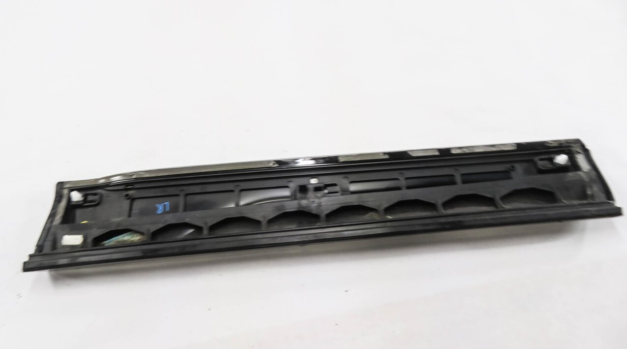 Thumbnail 3: 2013 AUDI Q5 (B8 8R) LEFT REAR DOOR LOWER MOULDING TRIM (BRILLANT BLACK)