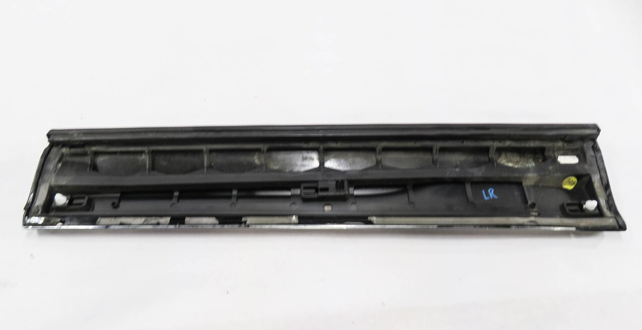 Thumbnail 4: 2013 AUDI Q5 (B8 8R) LEFT REAR DOOR LOWER MOULDING TRIM (BRILLANT BLACK)