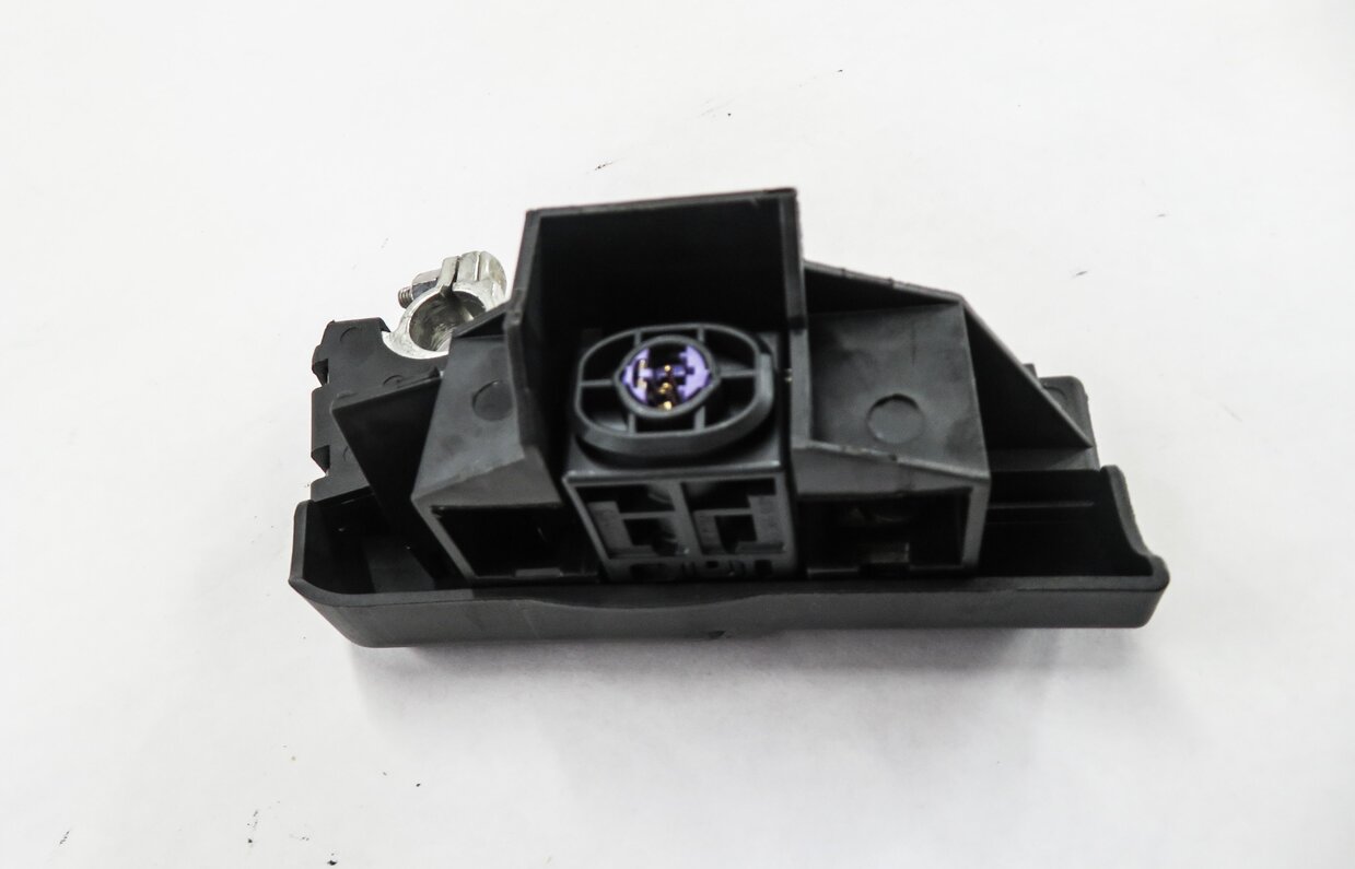 Thumbnail 2: 2010 AUDI S4 (B8 8K) POSITIVE BATTERY TERMINAL w/ OVERLOAD PROTECTION FUSE