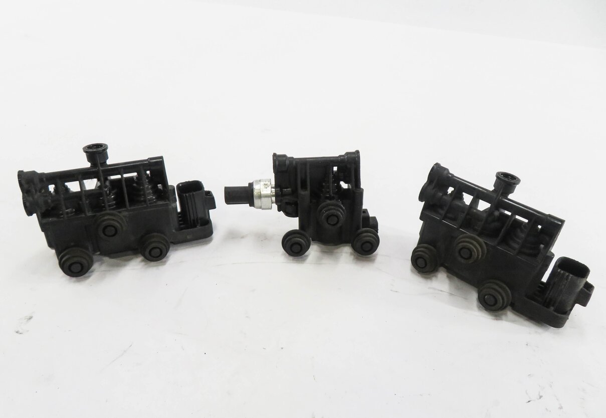 Thumbnail 2: 2013 LAND ROVER LR4 AIR SUSPENSION VALVE BLOCK SET