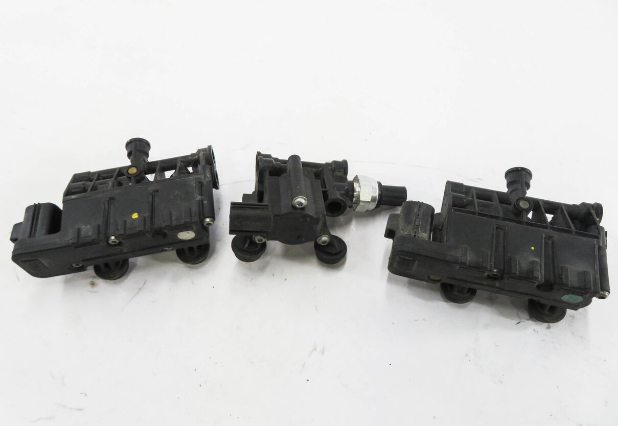 Thumbnail 3: 2013 LAND ROVER LR4 AIR SUSPENSION VALVE BLOCK SET