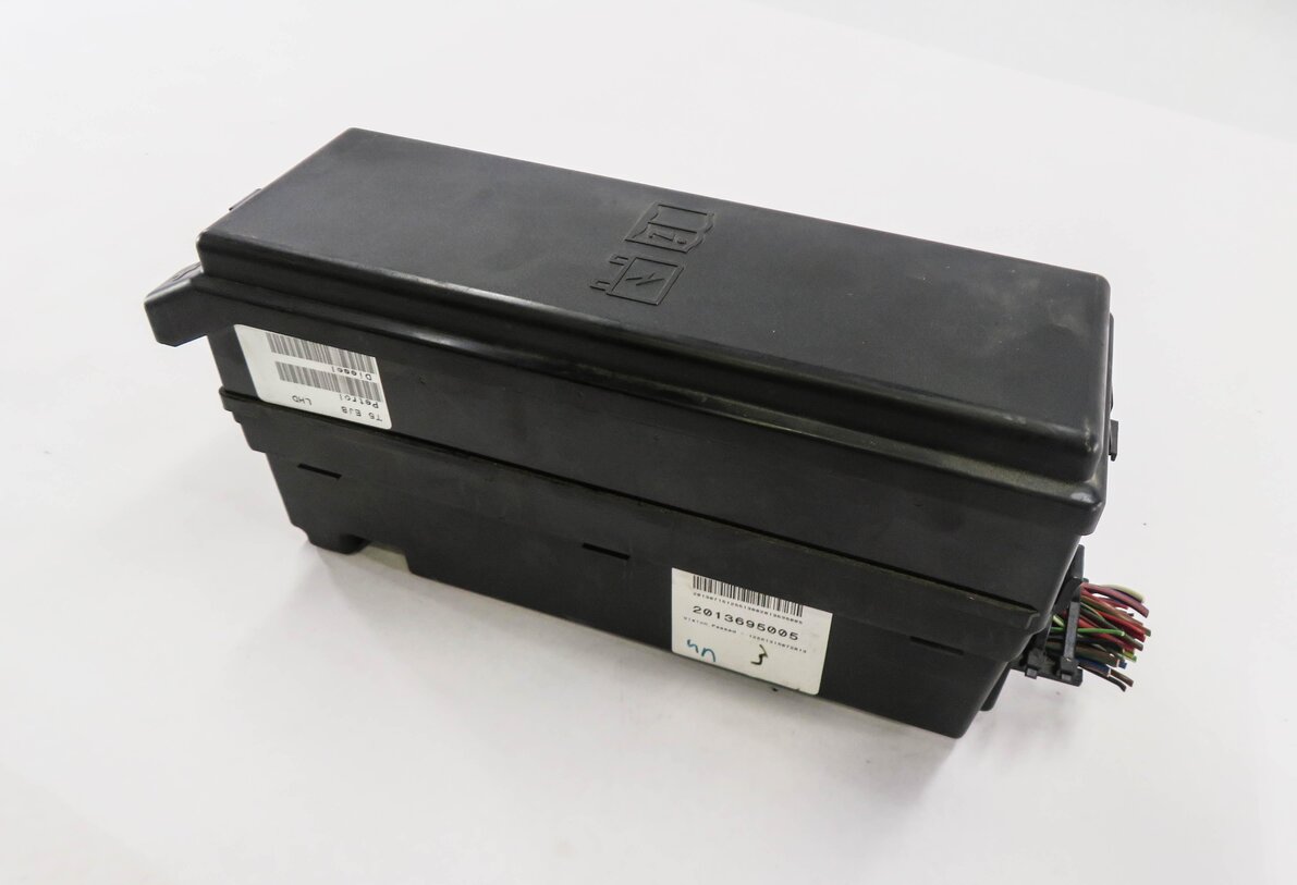 2010-2013 LAND ROVER LR4 - 5.0L AJ133 V8 ENGINE FUSE BOX