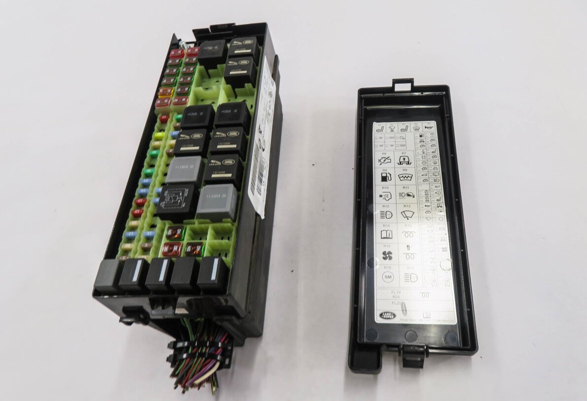Thumbnail 2: 2010-2013 LAND ROVER LR4 - 5.0L AJ133 V8 ENGINE FUSE BOX