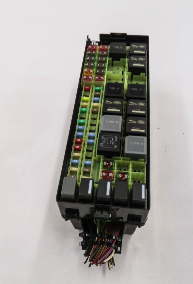 Thumbnail 3: 2010-2013 LAND ROVER LR4 - 5.0L AJ133 V8 ENGINE FUSE BOX