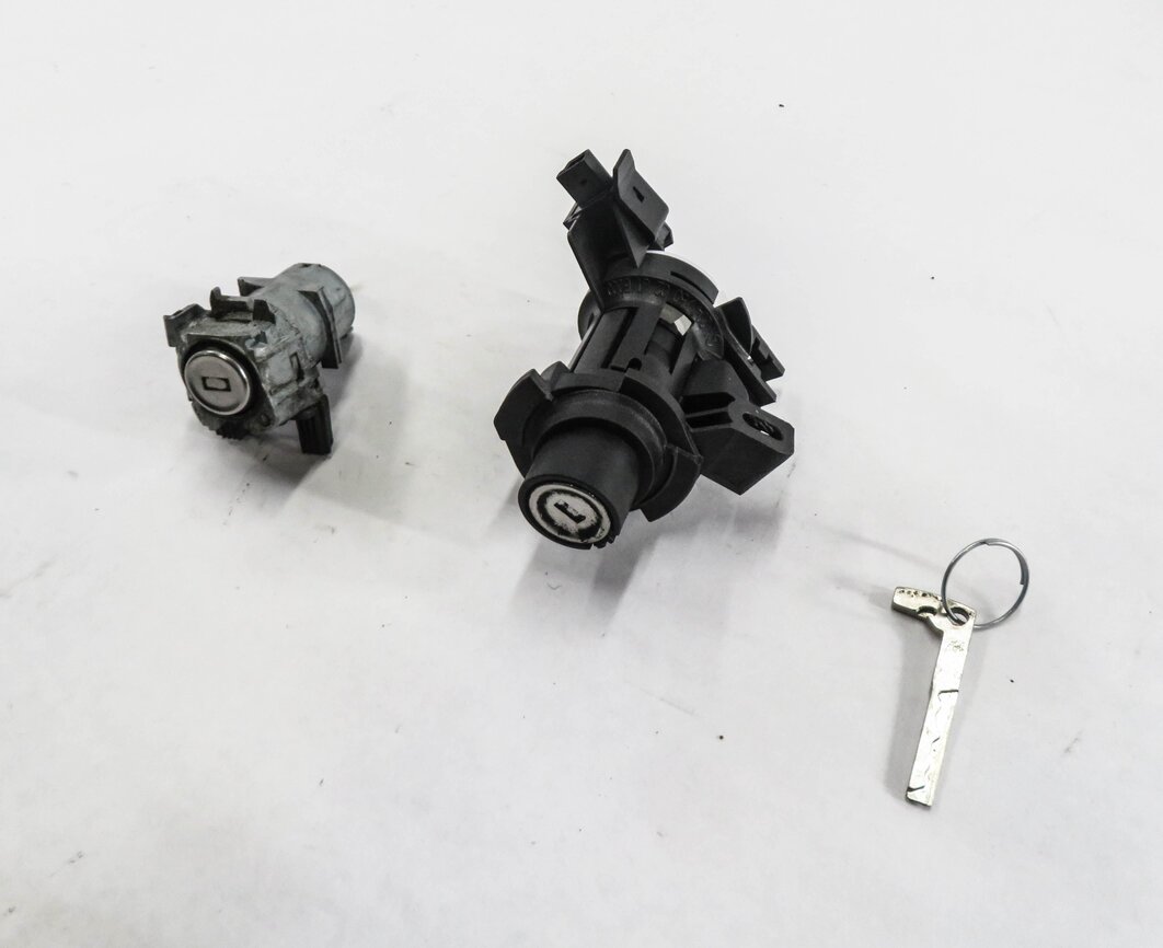 2014 MERCEDES E350 (A207) CONVERTIBLE - DOOR TRUNK LOCK CYLINDER & KEY SET