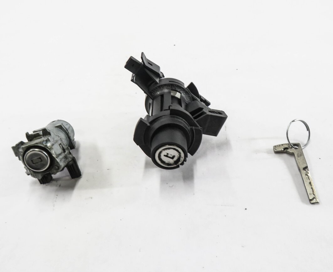 Thumbnail 2: 2014 MERCEDES E350 (A207) CONVERTIBLE - DOOR TRUNK LOCK CYLINDER & KEY SET