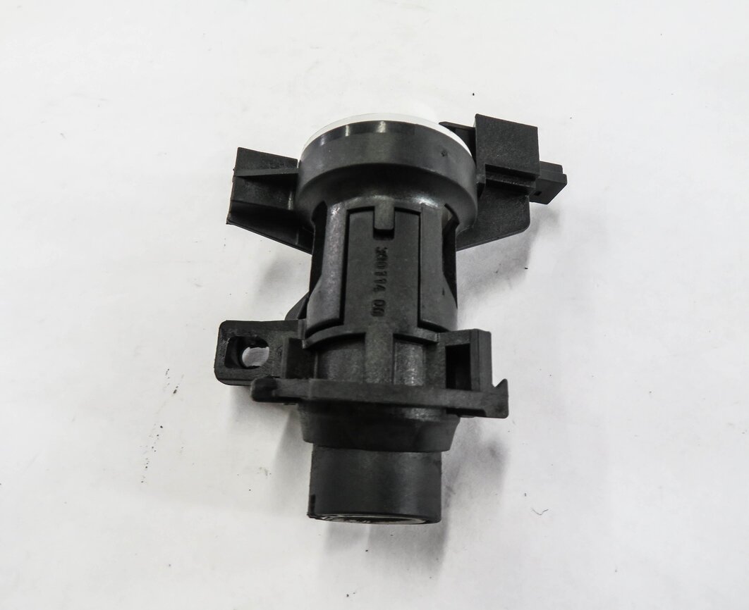 Thumbnail 6: 2014 MERCEDES E350 (A207) CONVERTIBLE - DOOR TRUNK LOCK CYLINDER & KEY SET