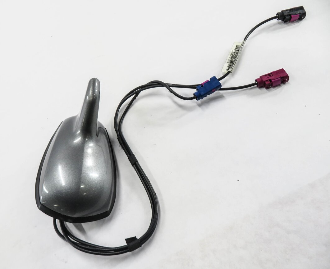 Thumbnail 2: 11-17 MERCEDES E350 E400 E550 (A207) CONVERTIBLE - RADIO STEREO ANTENNA (SILVER)