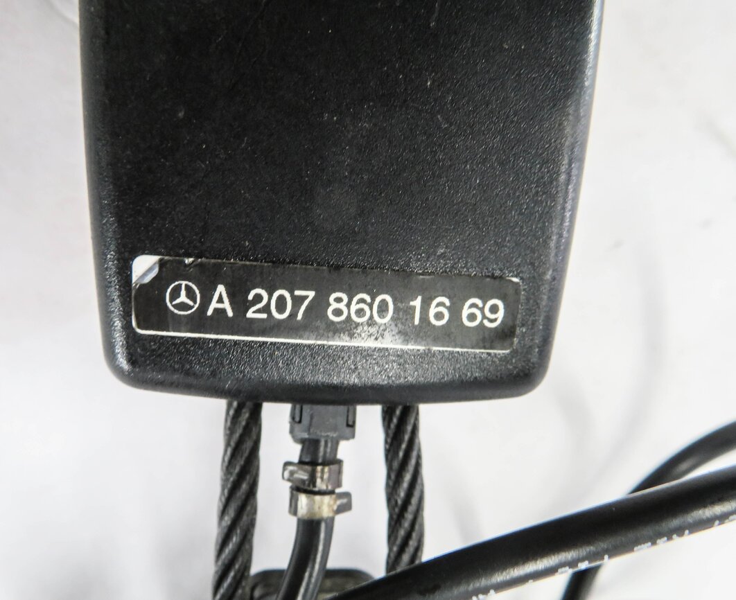 Thumbnail 4: 10-17 MERCEDES C250 C350 E350 E400 E550 (W205 W207) PASSENGER SEATBELT RECEIVER