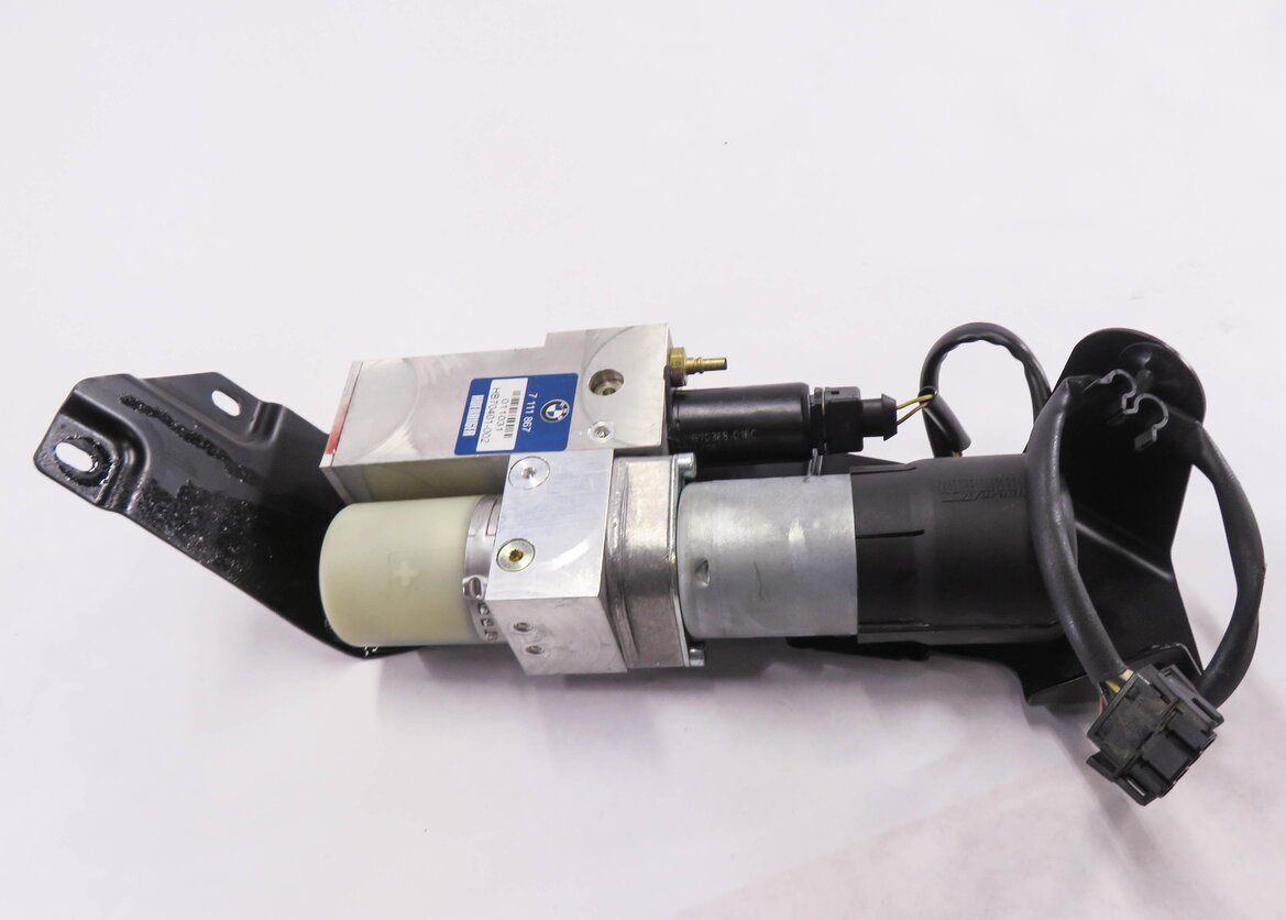 Thumbnail 2: 2006 BMW 530i (E60) REAR HATCH TRUNK HYDRAULIC LIFT PUMP MOTOR