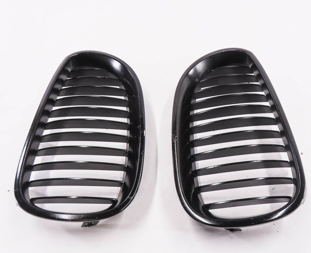 Thumbnail 2: 04-07 BMW 530i 525i (E60) LEFT & RIGHT FRONT HOOD VENT GRILLE SET (BLACK FINS)