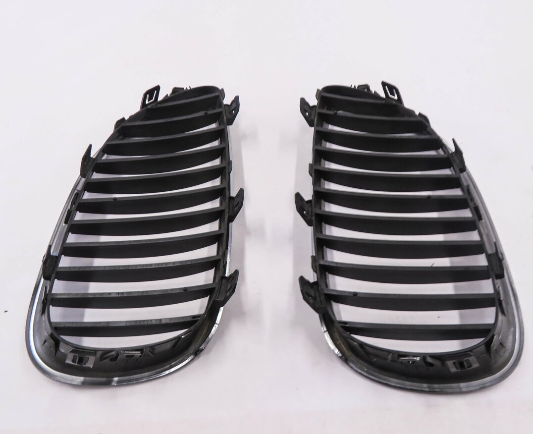 Thumbnail 3: 04-07 BMW 530i 525i (E60) LEFT & RIGHT FRONT HOOD VENT GRILLE SET (BLACK FINS)