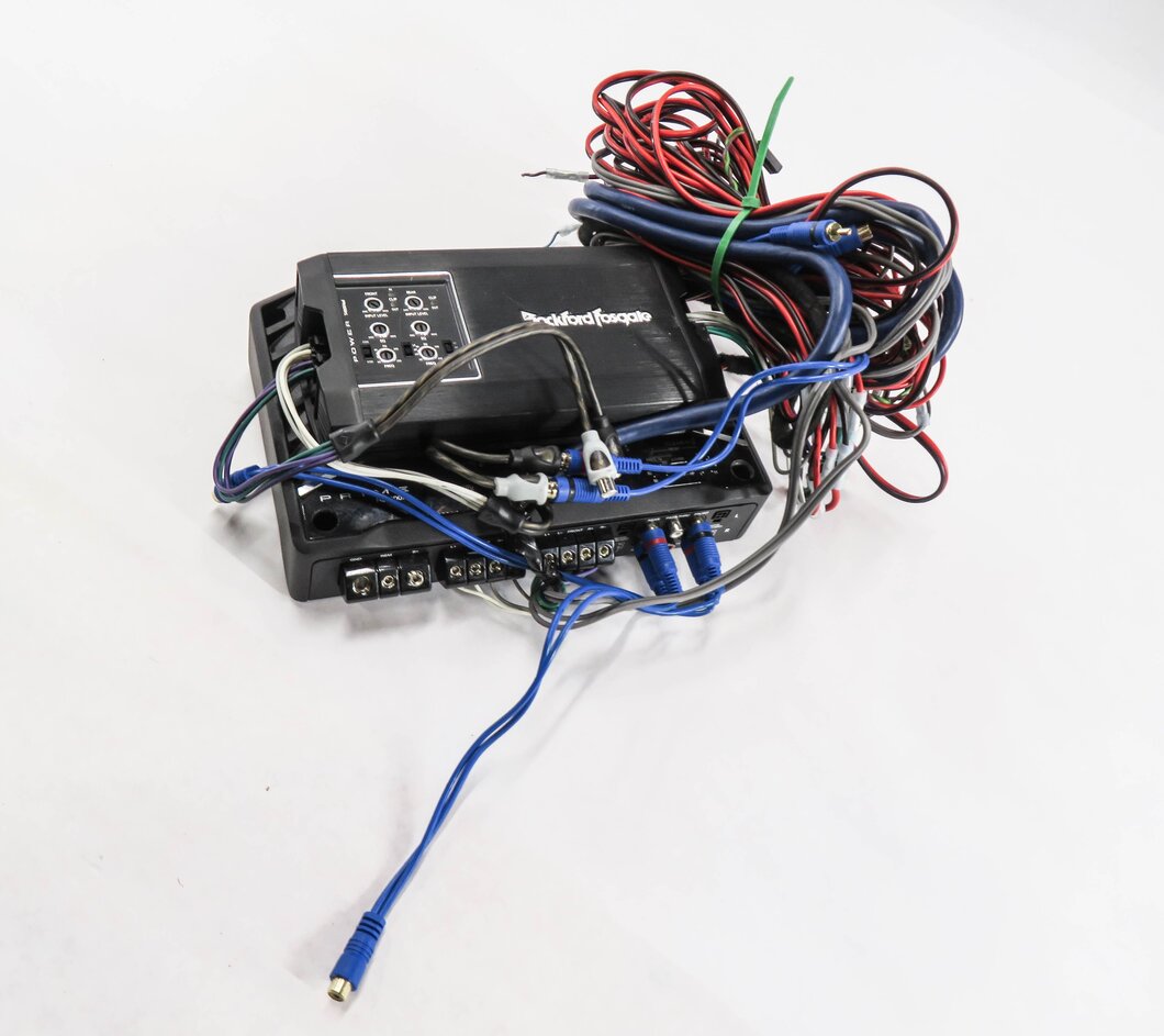 2008 PORSCHE CAYENNE (957) STEREO ROCKFORD FOSGATE AMP AMPLIFIER w/ HARNESS