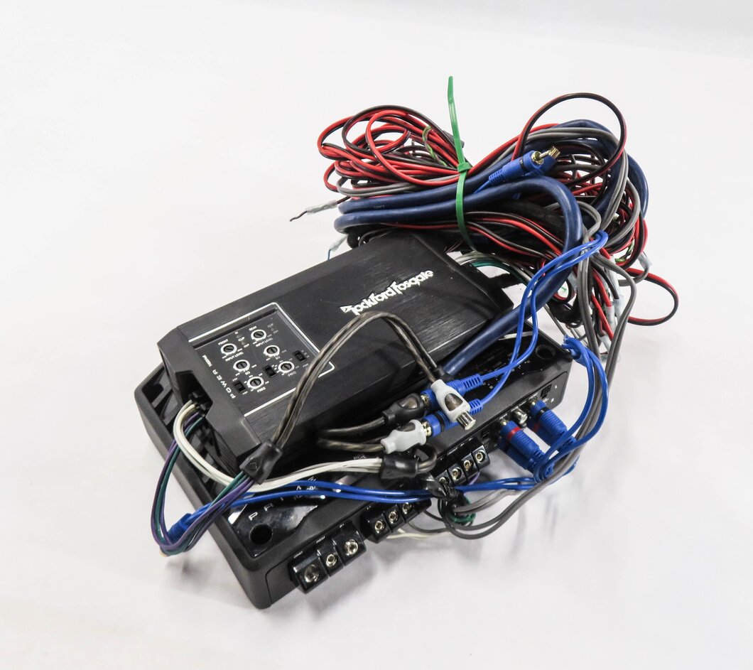 Thumbnail 2: 2008 PORSCHE CAYENNE (957) STEREO ROCKFORD FOSGATE AMP AMPLIFIER w/ HARNESS