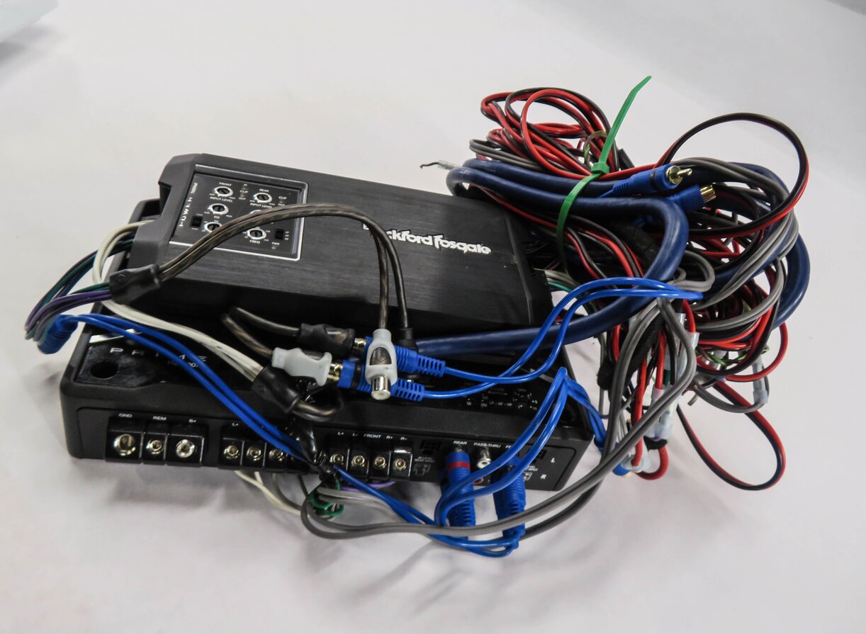 Thumbnail 3: 2008 PORSCHE CAYENNE (957) STEREO ROCKFORD FOSGATE AMP AMPLIFIER w/ HARNESS