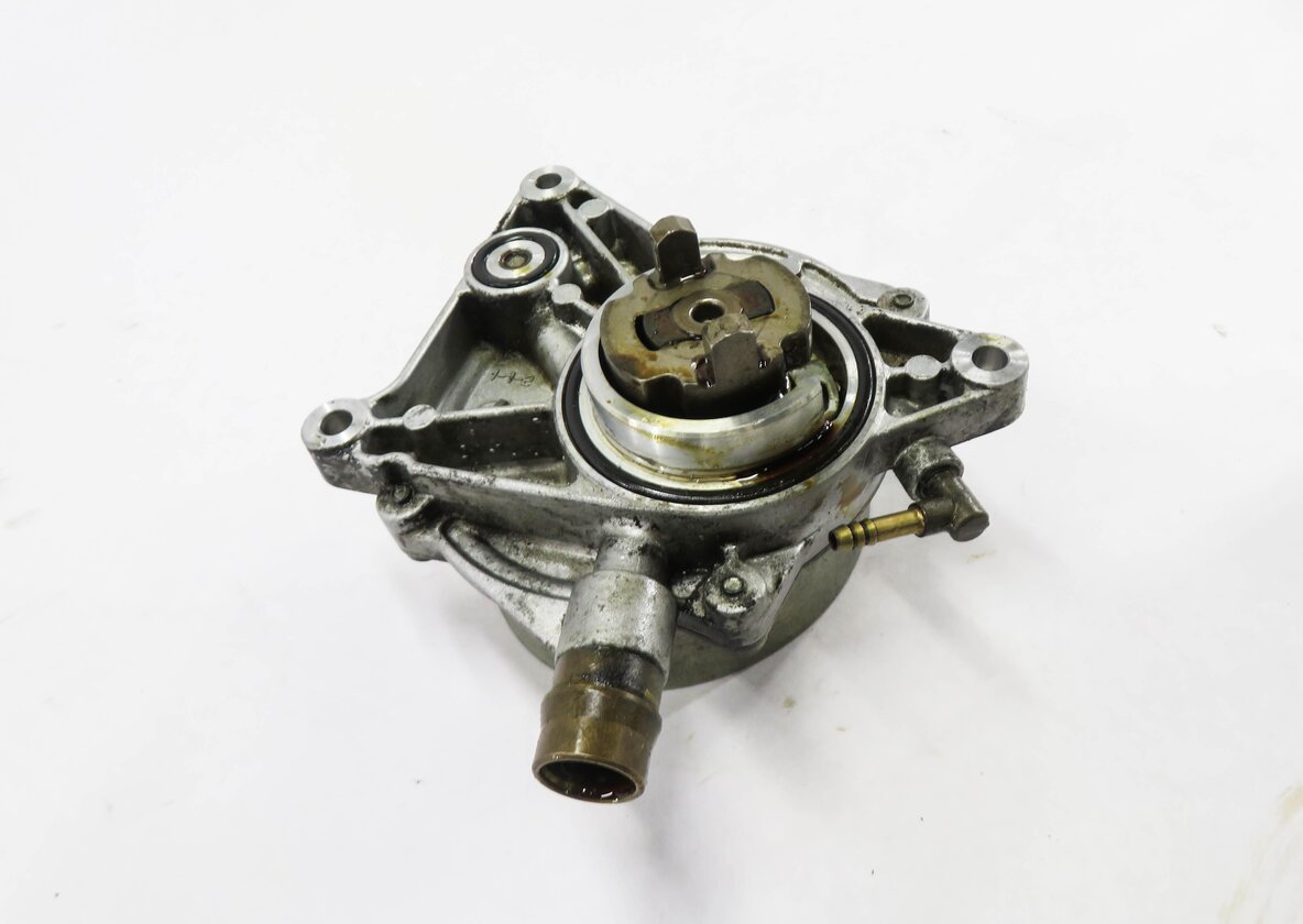Thumbnail 2: 2008 PORSCHE CAYENNE (957) 4.8L M49.01 ENGINE- BRAKE VACUUM PUMP