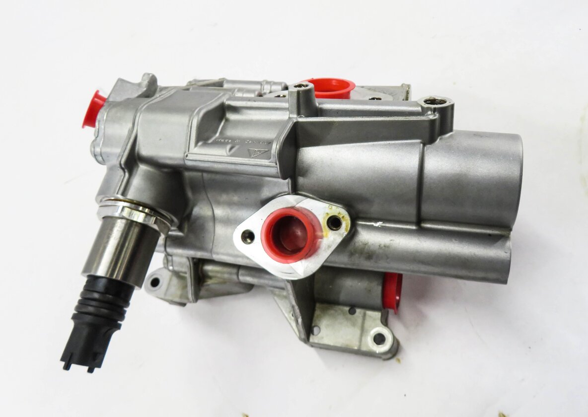 Thumbnail 2: 2008 PORSCHE CAYENNE (957) 4.8L M49.01 ENGINE- MOTOR OIL FLUID PUMP