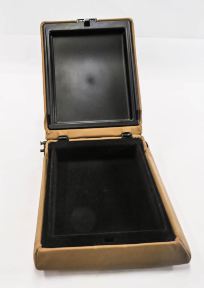 Thumbnail 4: 2008 PORSCHE CAYENNE (957) REAR CENTER CONSOLE ARM REST COMPARTMENT (BEIGE)