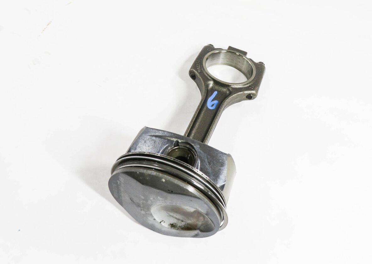 08-10 PORSCHE CAYENNE (957) 4.8L M49.01 ENGINE- LEFT PISTON w/ CONNECTING ROD
