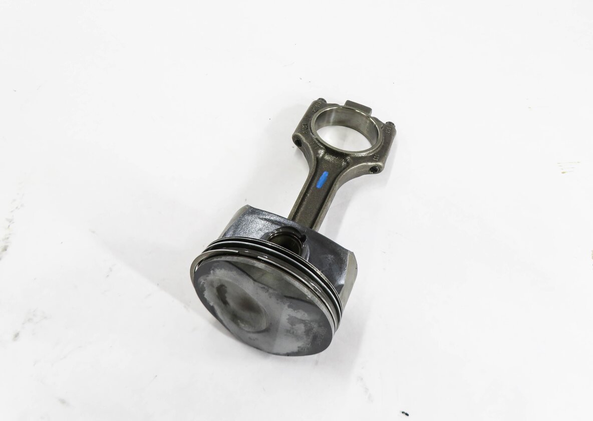 08-10 PORSCHE CAYENNE (957) 4.8L M49.01 ENGINE- LEFT PISTON w/ CONNECTING ROD