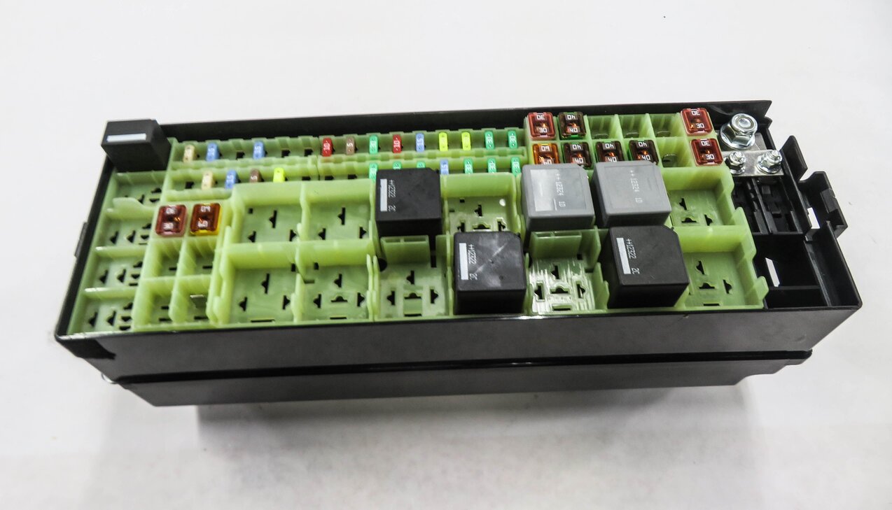 Thumbnail 2: 2013 RANGE ROVER (L405) REAR FUSE BOX POWER JUNCTION
