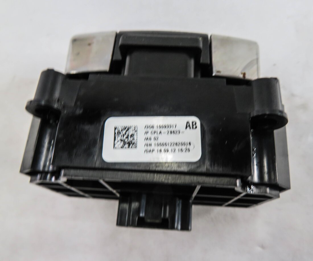 Thumbnail 4: 2013 RANGE ROVER (L405) PARKING BRAKE SWITCH BUTTON