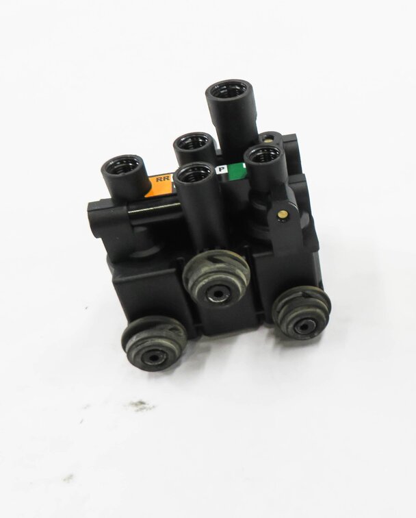 Thumbnail 2: 2013 RANGE ROVER (L405) AIR SUSPENSION VALVE BLOCK