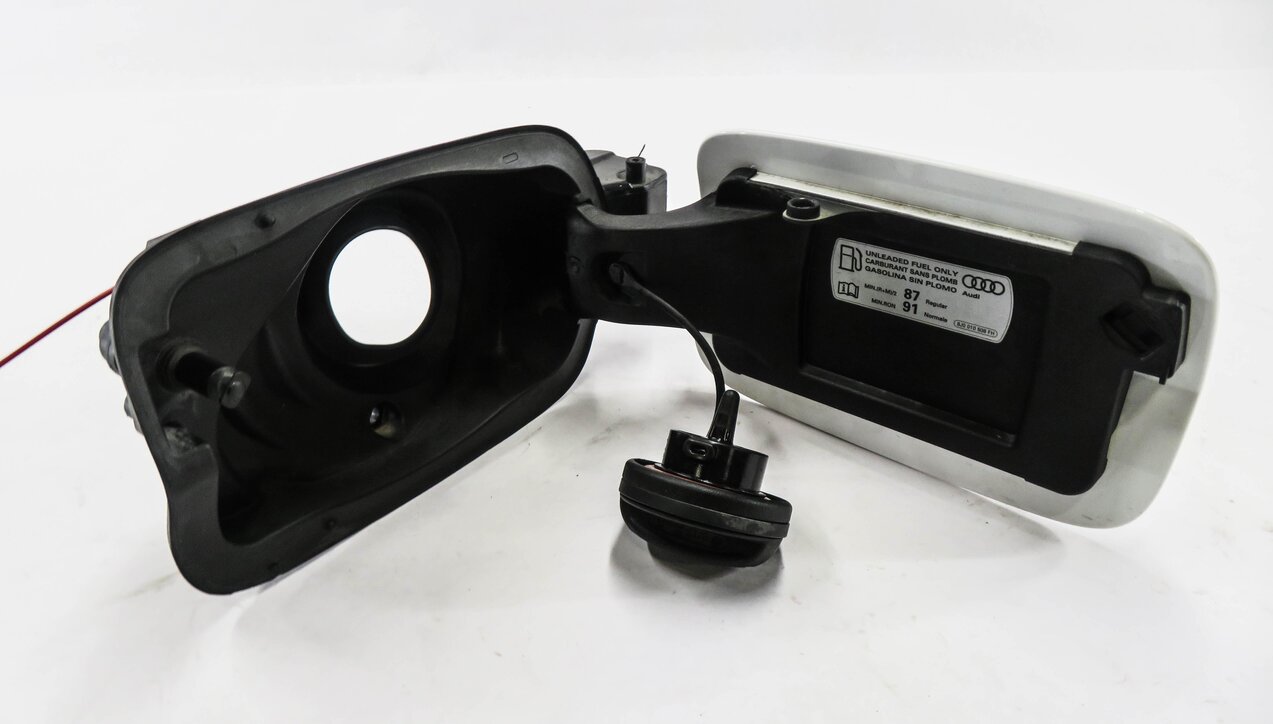 Thumbnail 3: 2016-2018 AUDI A3 (8V) FUEL TANK DOOR w/ HOUSING (IBIS WHITE)