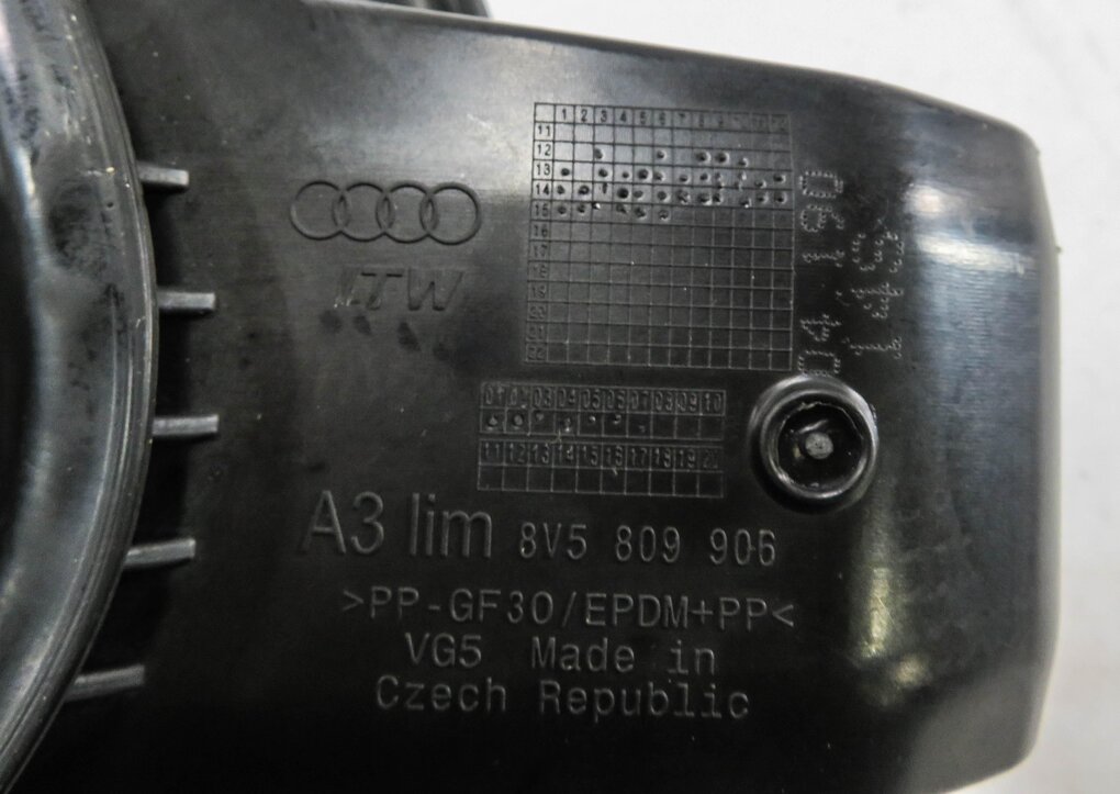 Thumbnail 4: 2016-2018 AUDI A3 (8V) FUEL TANK DOOR w/ HOUSING (IBIS WHITE)
