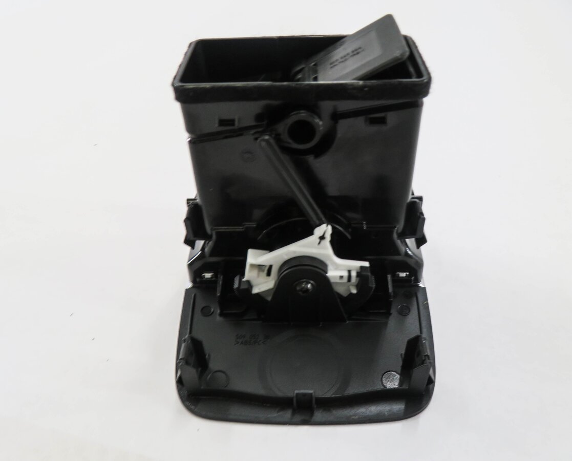 Thumbnail 4: 2016 AUDI A3 (8V) REAR CENTER CONSOLE HEATER A/C AIR VENT (BLACK)
