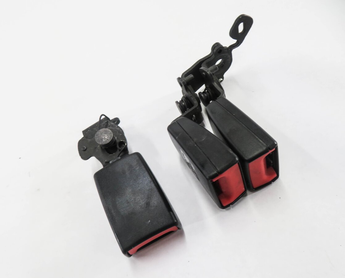 Thumbnail 1: 2016 AUDI A3 (8V) REAR SEAT SEATBELT BUCKLE RECEIVER SET