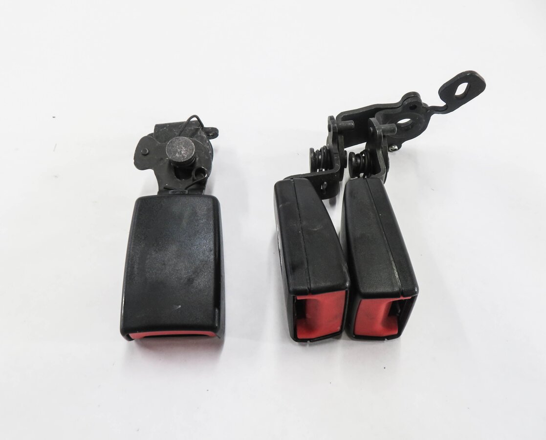 Thumbnail 2: 2016 AUDI A3 (8V) REAR SEAT SEATBELT BUCKLE RECEIVER SET