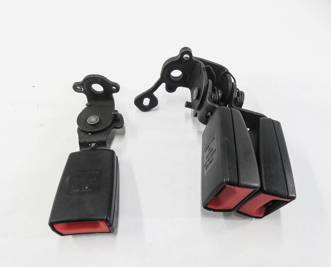 Thumbnail 3: 2016 AUDI A3 (8V) REAR SEAT SEATBELT BUCKLE RECEIVER SET