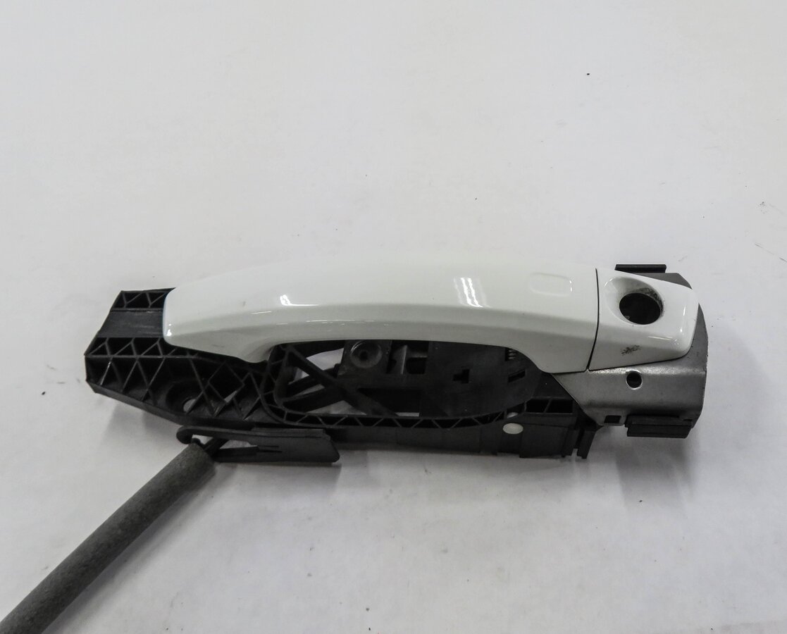 Thumbnail 3: 2015-2018 AUDI TT (MK3) LEFT FRONT DRIVER EXTERIOR DOOR HANDLE (IBIS WHITE)