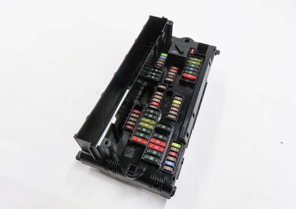 2013 BMW 535i (F10) FRONT POWER DISTRIBUTION FUSE BOX