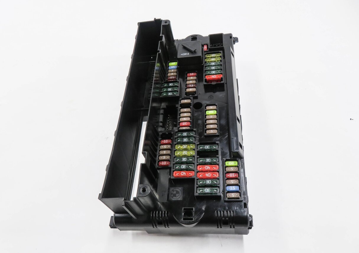 Thumbnail 2: 2013 BMW 535i (F10) FRONT POWER DISTRIBUTION FUSE BOX