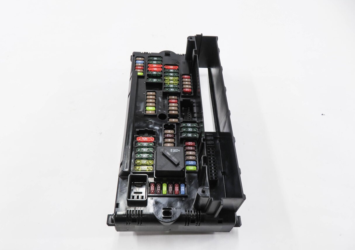 Thumbnail 3: 2013 BMW 535i (F10) FRONT POWER DISTRIBUTION FUSE BOX